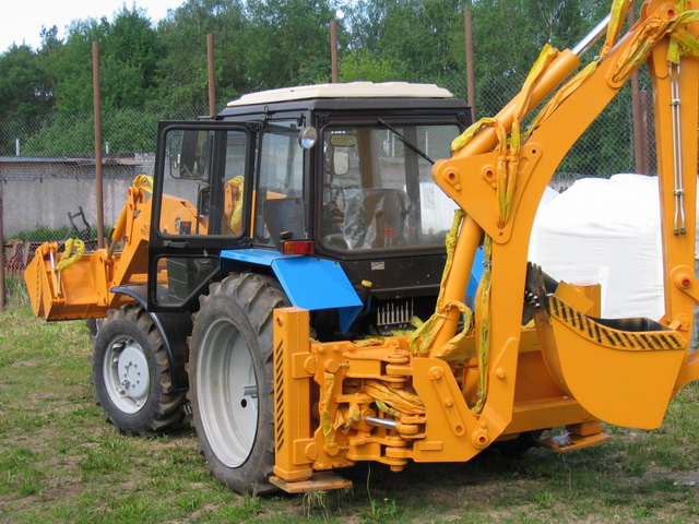 Экскаватор-погрузчик МТЗ-82 (вид сзади)